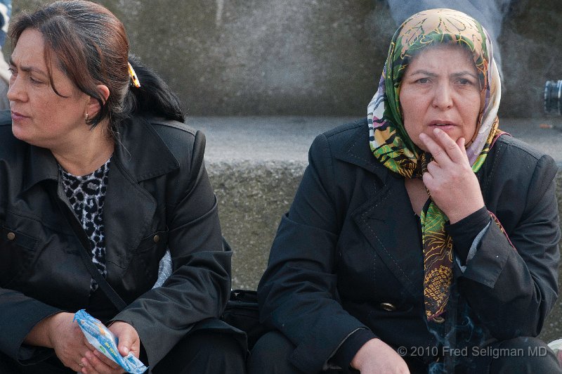 20100403_165721 D300.jpg - Ladies relaxing on bench